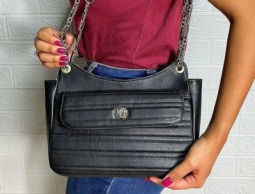 Bolsa preta com alça de corrente