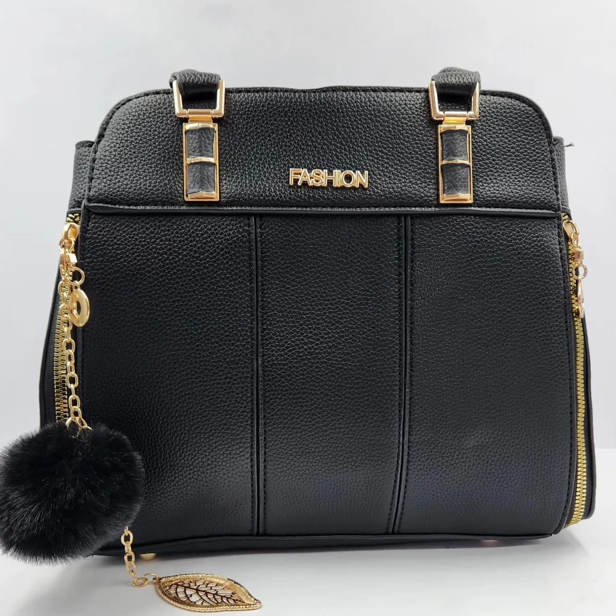 Bolsa preta com pompom
