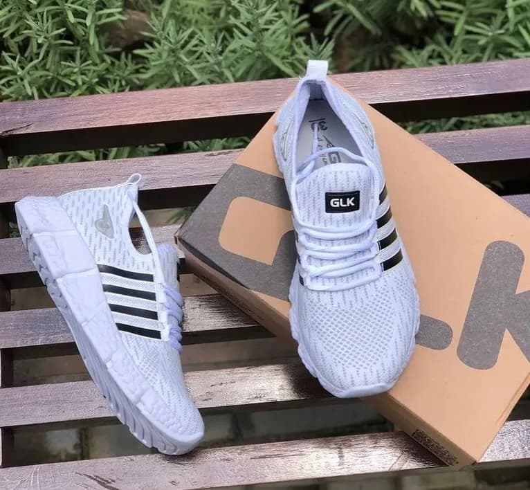 Tênis GLK branco com listras, ângulo 1 de 2