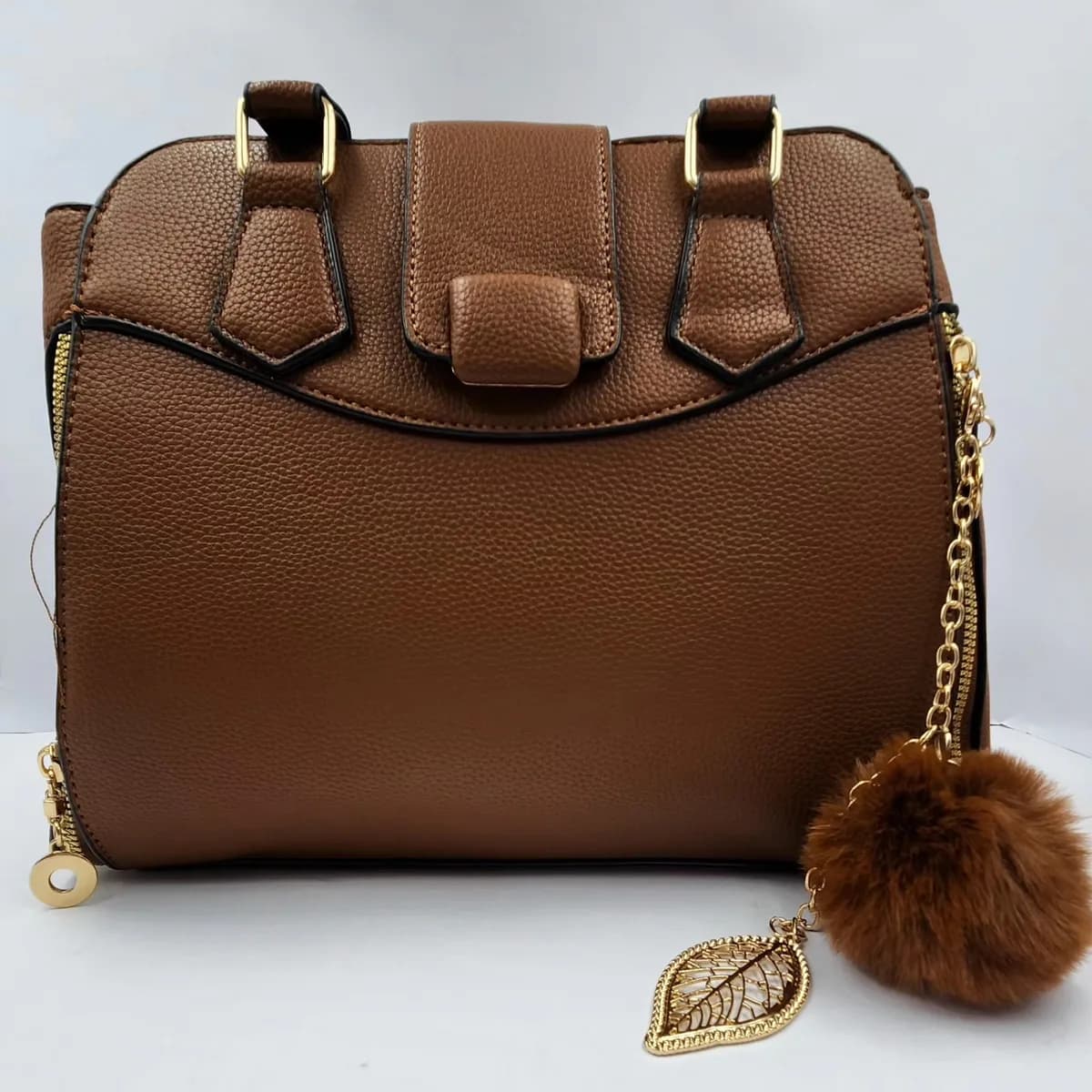 Bolsa caramelo com pompom