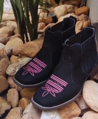 Botina feminina preta bordada