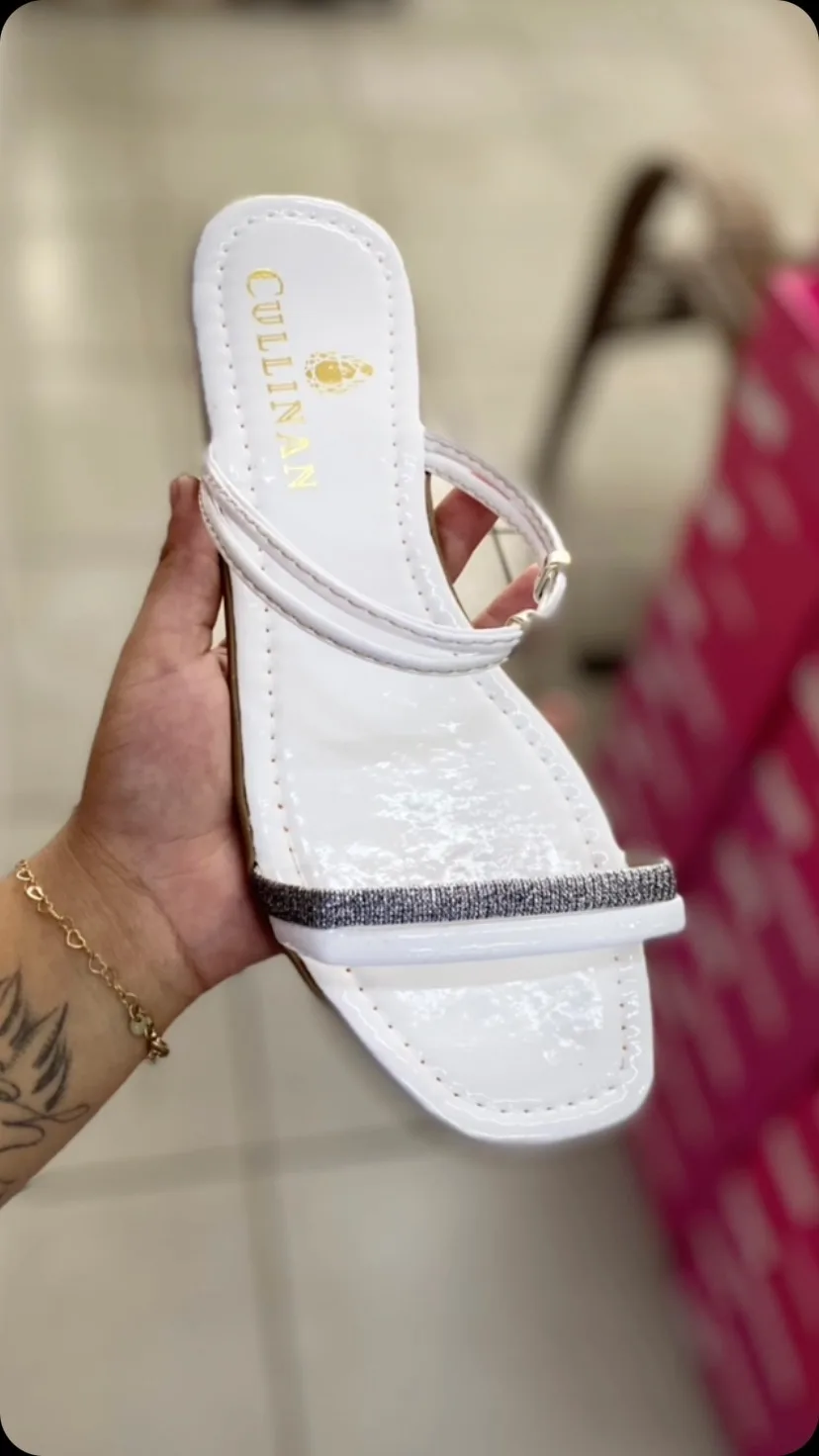 Rasteira branca com strass