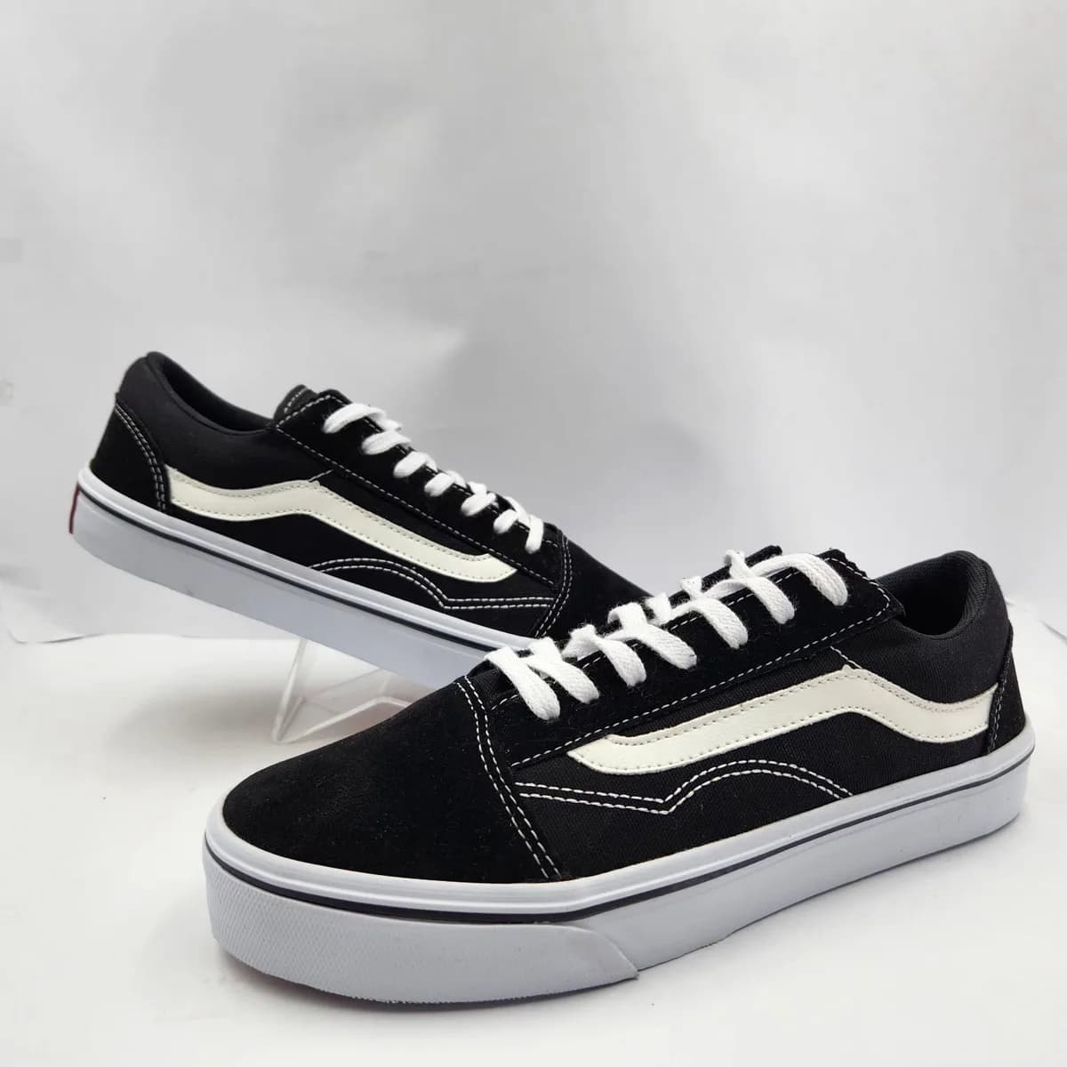Tênis de skate preto com faixa